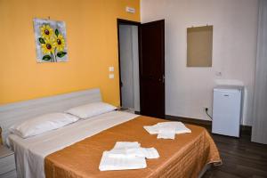 A bed or beds in a room at La casa dei Fiori