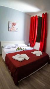 A bed or beds in a room at La casa dei Fiori Még 9 kép