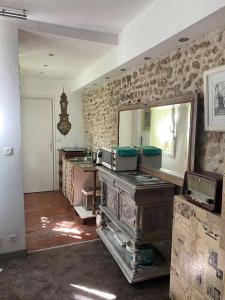 Habitación con encimera con espejo y lavabo. en Temps de voyage, centre d'Orléans, en Orléans