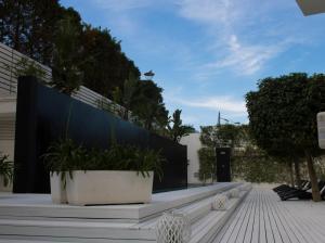 Vrt pred nastanitvijo White Hotel