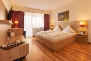 um quarto de hotel com uma cama e uma janela em Flair-Hotel Zum Benediktiner em Schwarzach am Main