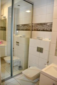 Kúpeľňa v ubytovaní Apartamenty Centrum nad Motławą z widokiem na patio z balkonem