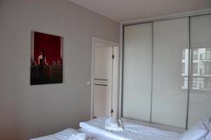 Posteľ alebo postele v izbe v ubytovaní Apartamenty Centrum nad Motławą z widokiem na patio z balkonem