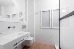 Ett badrum på VIL5 by Be Alicante