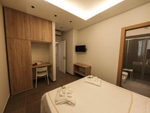um quarto de hotel com uma cama e uma casa de banho em Carpe Diem Rooms em Castellammare di Stabia