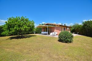 ein Haus mit einem großen Garten davor in der Unterkunft IzzHome Nora Beach in Pula