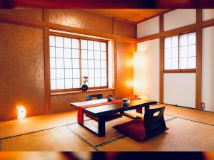 箱根町にあるTaisho Motor Wir zen - Vacation STAY 88575のテーブルと椅子、窓が備わる客室です。