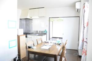 旭川的住宿－Ark City Asahikawa - Vacation STAY 8526，厨房配有木桌和椅子