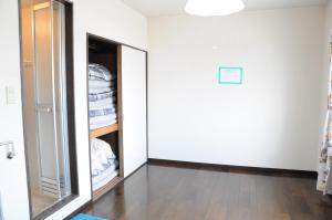 Cette chambre comprend un miroir et un placard. dans l'établissement Ark City Asahikawa - Vacation STAY 8526, à Asahikawa