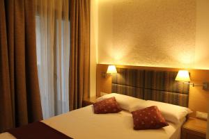 Postel nebo postele na pokoji v ubytování Achilles Hotel
