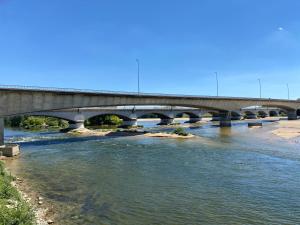 un puente sobre un río junto a un río en Temps de voyage, centre d'Orléans, en Orléans