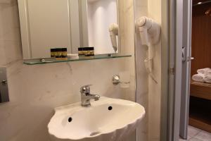 Koupelna v ubytování Achilles Hotel
