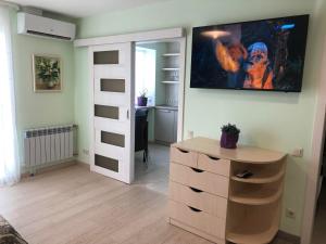a room with a wall with a painting on the wall at Comfy Retreat on Kotsubinsky street in Vinnytsya