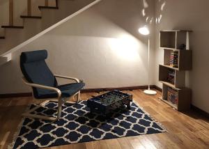 een kamer met een stoel, een tafel en een trap bij Hakuba Shiro Usagi - Vacation STAY 87281 in Hakuba
