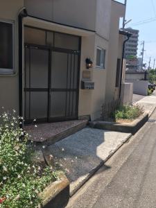 een gebouw met een deur aan de straatkant bij INARI - Vacation STAY 87349 in Takamatsu