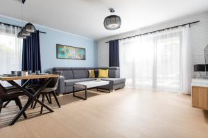 Televízia a/alebo spoločenská miestnosť v ubytovaní Apartament SŁONECZNY 7 Dziwnów Gardenia z widokiem na morze EPapartamenty