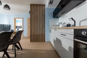 Kuchyňa alebo kuchynka v ubytovaní Apartament SŁONECZNY 7 Dziwnów Gardenia z widokiem na morze EPapartamenty