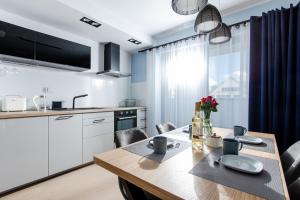 Kuchyňa alebo kuchynka v ubytovaní Apartament SŁONECZNY 7 Dziwnów Gardenia z widokiem na morze EPapartamenty