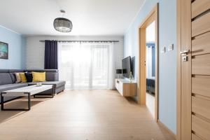 Televízia a/alebo spoločenská miestnosť v ubytovaní Apartament SŁONECZNY 7 Dziwnów Gardenia z widokiem na morze EPapartamenty