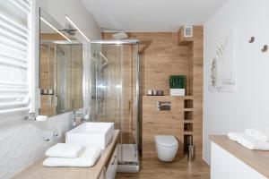 Kúpeľňa v ubytovaní Apartament SŁONECZNY 7 Dziwnów Gardenia z widokiem na morze EPapartamenty