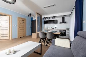Kuchyňa alebo kuchynka v ubytovaní Apartament SŁONECZNY 7 Dziwnów Gardenia z widokiem na morze EPapartamenty