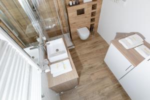 Kúpeľňa v ubytovaní Apartament SŁONECZNY 7 Dziwnów Gardenia z widokiem na morze EPapartamenty