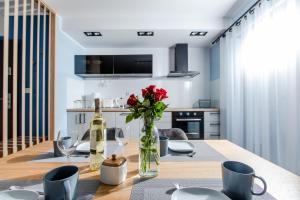 Kuchyňa alebo kuchynka v ubytovaní Apartament SŁONECZNY 7 Dziwnów Gardenia z widokiem na morze EPapartamenty