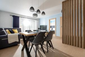 Televízia a/alebo spoločenská miestnosť v ubytovaní Apartament SŁONECZNY 7 Dziwnów Gardenia z widokiem na morze EPapartamenty