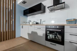 Kuchyňa alebo kuchynka v ubytovaní Apartament SŁONECZNY 7 Dziwnów Gardenia z widokiem na morze EPapartamenty