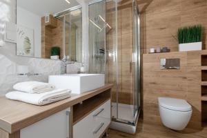 Kúpeľňa v ubytovaní Apartament SŁONECZNY 7 Dziwnów Gardenia z widokiem na morze EPapartamenty + 37 fotografií