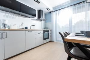 Kuchyňa alebo kuchynka v ubytovaní Apartament SŁONECZNY 7 Dziwnów Gardenia z widokiem na morze EPapartamenty