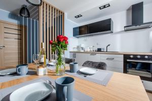 Kuchyňa alebo kuchynka v ubytovaní Apartament SŁONECZNY 7 Dziwnów Gardenia z widokiem na morze EPapartamenty