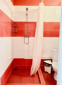 クチュグリにあるOrekhoviy Raiのバスルーム(シャワー、トイレ付)