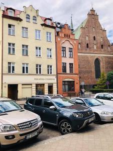 grupa samochodów zaparkowanych na parkingu w obiekcie Apartament Starówka Łagiewniki w Gdańsku