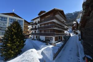 un rifugio da sci nella neve in un resort di Ambassador Yellow Home a Grächen