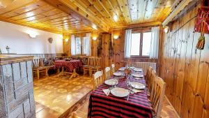 a dining room with a long table and chairs at Къща за гости Каневи in Momchilovtsi