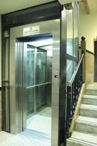 una porta dell'ascensore in un edificio con scale di Hostal Inter Puerta del Sol AUTO CHECK IN a Madrid
