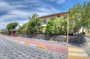 an empty street in front of a building at Hotel San Vicente Galapagos in Puerto Villamil