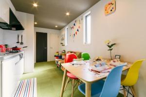 eine Küche und ein Esszimmer mit einem Tisch und Stühlen in der Unterkunft Room 301 - Vacation STAY 86501 in Fukuoka