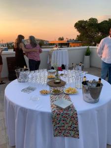 einen weißen Tisch mit Weingläsern und Essen darauf in der Unterkunft HOTEL Boutique ÁNGEL in Santa Cruz de Mudela