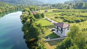 una vista aérea de una casa junto a un río en Villa Sabina, en Lohovo