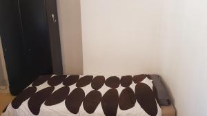 Ένα ή περισσότερα κρεβάτια σε δωμάτιο στο Appart simple entier 1 ch à ch-gontier 1er ou 2eme étage