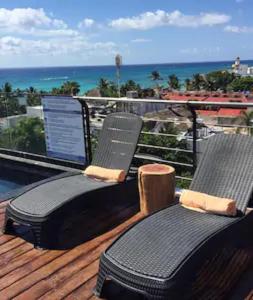 uma varanda com um computador portátil em cima em Sole Suites em Playa del Carmen