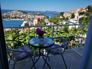 Ein Balkon oder eine Terrasse in der Unterkunft House Smajić