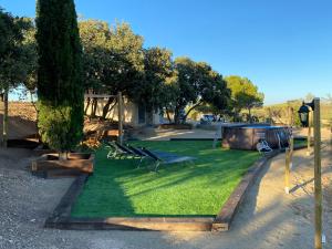 Ein Garten an der Unterkunft Mas de l'Aranyó - Eco Wellness Spa