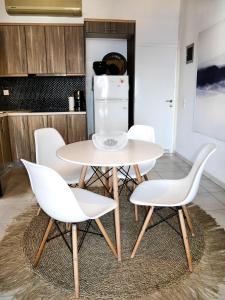 帕琉喬拉的住宿－Georgia，厨房里配有一张白色的桌子和四把白色的椅子