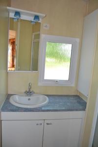 Afbeelding uit fotogalerij van Mobile home des pins in Châtignac