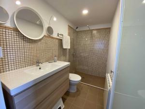 Ein Badezimmer in der Unterkunft Mas de l'Aranyó - Eco Wellness Spa
