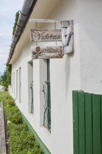 a sign on the side of a building at Vadrózsa Vendégház Rácalmás in Rácalmás