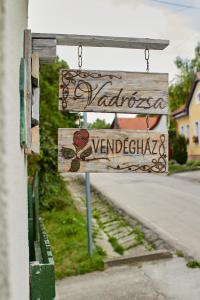 una señal para una carretera que dice Valentina y Verde en Vadrózsa Vendégház Rácalmás, en Rácalmás